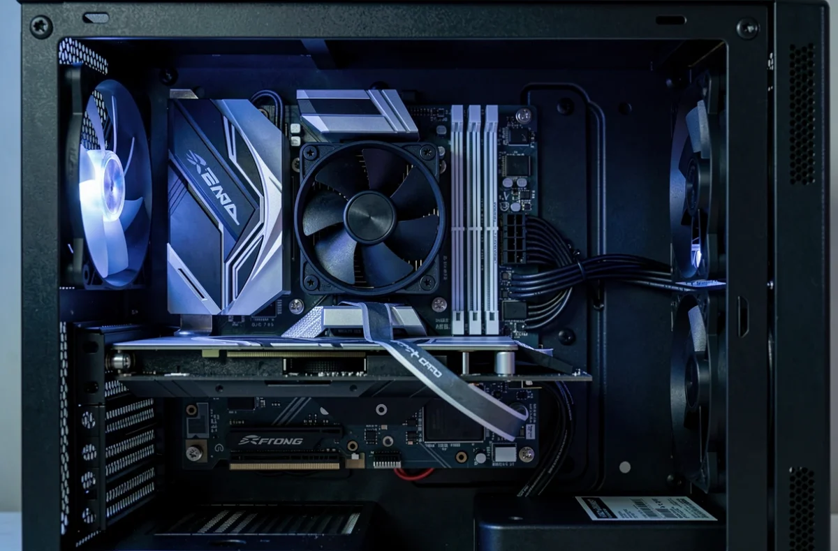 Carte graphique et ventilateurs dans un boîtier de PC ouvert