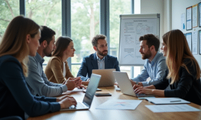 Groupe d équipe diverse discutant stratégie SEO en bureau
