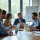 Groupe d équipe diverse discutant stratégie SEO en bureau