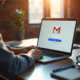 Personne travaillant sur un bureau avec un laptop affichant Gmail